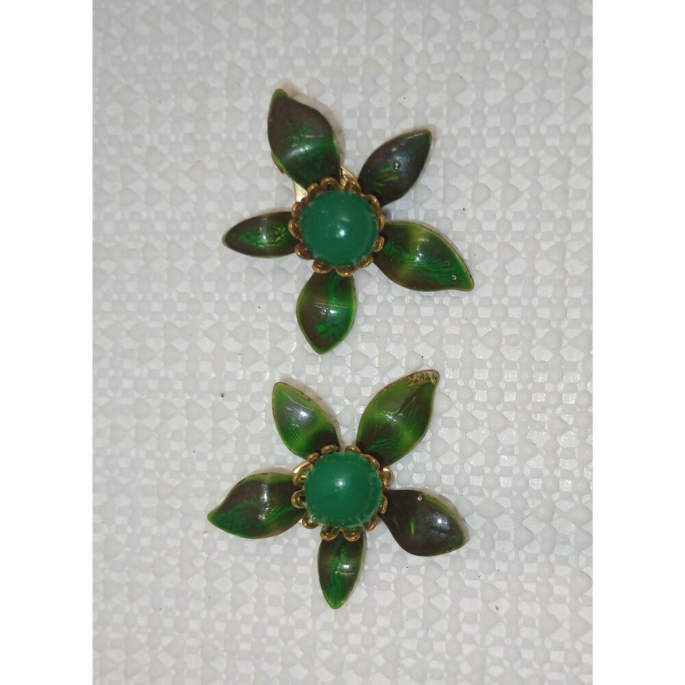 Vintage green enamel earrings clip-on